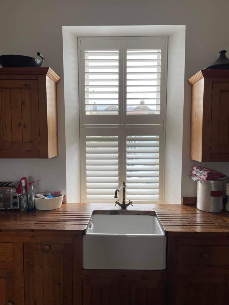 White blinds in wooden kitchen
